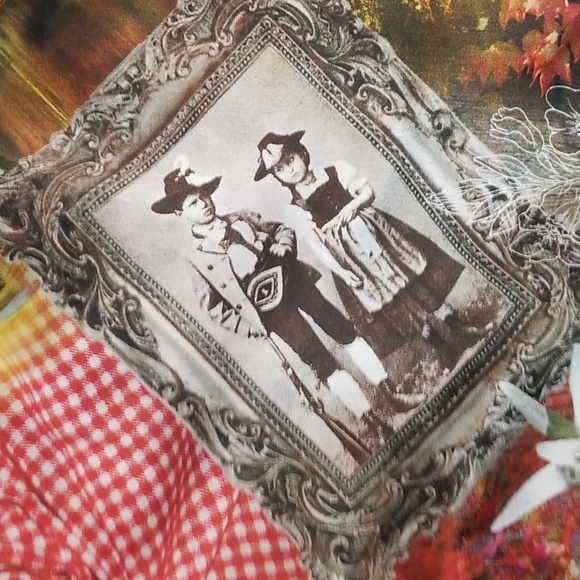 100% pure silk Streissnig scarf 38 x 38 square (maybe even slightly larger) - Picture 10 of 16